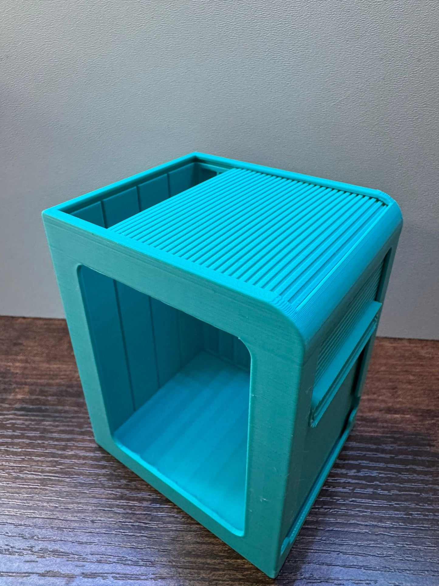 3D‑gedruckte Deckbox für bis zu 100 gesleevte Karten