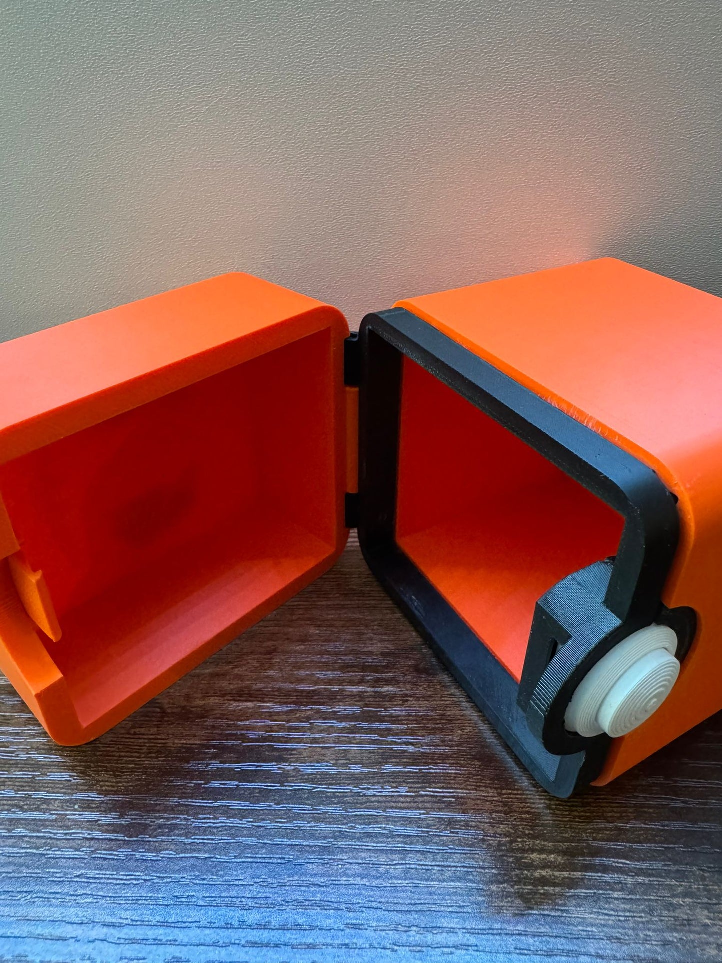 Orangene Deckbox für beliebte TCGs