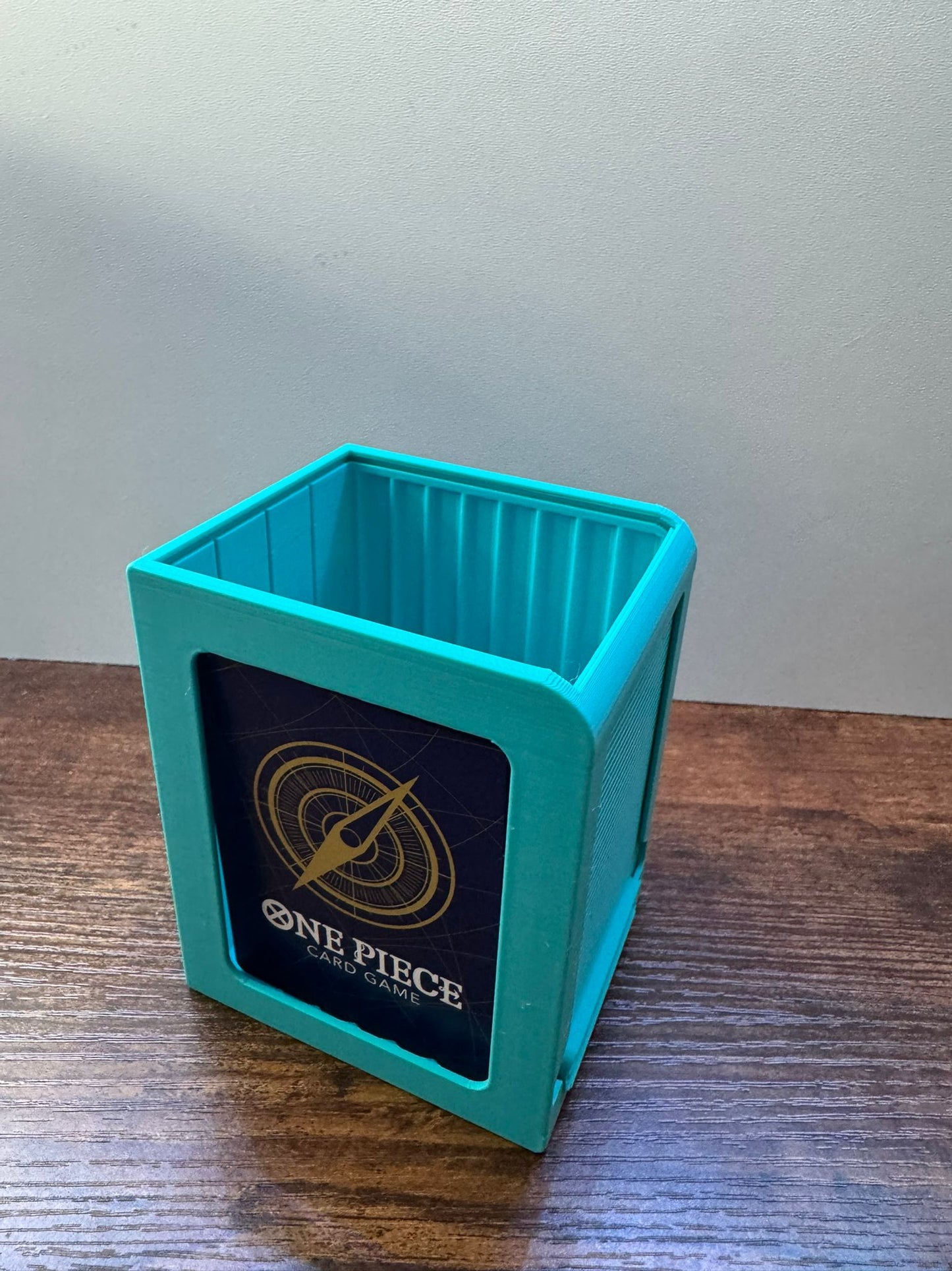 3D‑gedruckte Deckbox für bis zu 100 gesleevte Karten